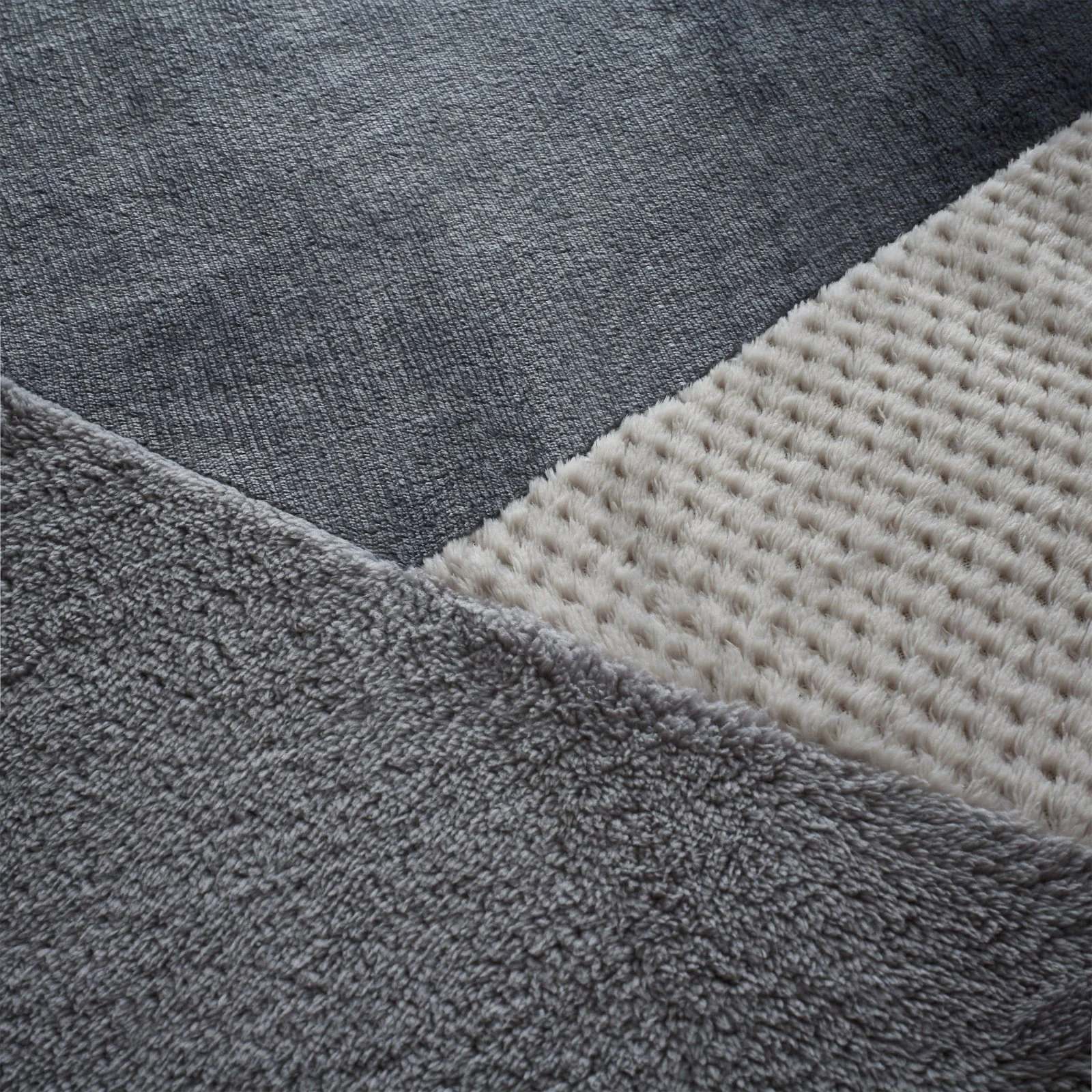 Catherine Lansfield Cozy Geo Fleece Single Quilt Set - Image 4